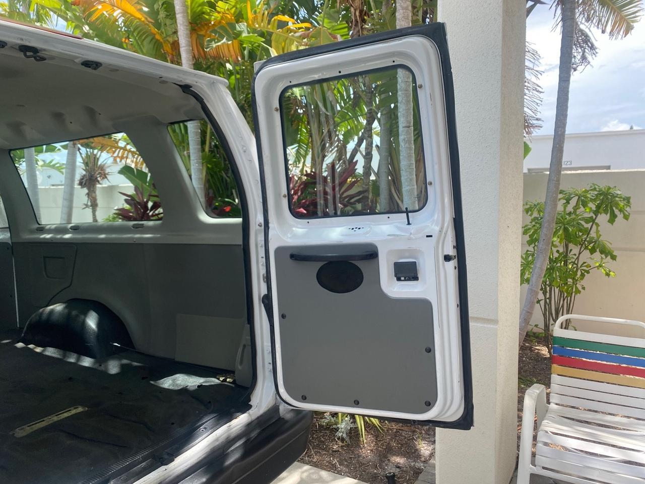 2005 Ford Econoline Wagon 5 PASSENGER XL LOW MILES 49,408 Pompano Beach FL