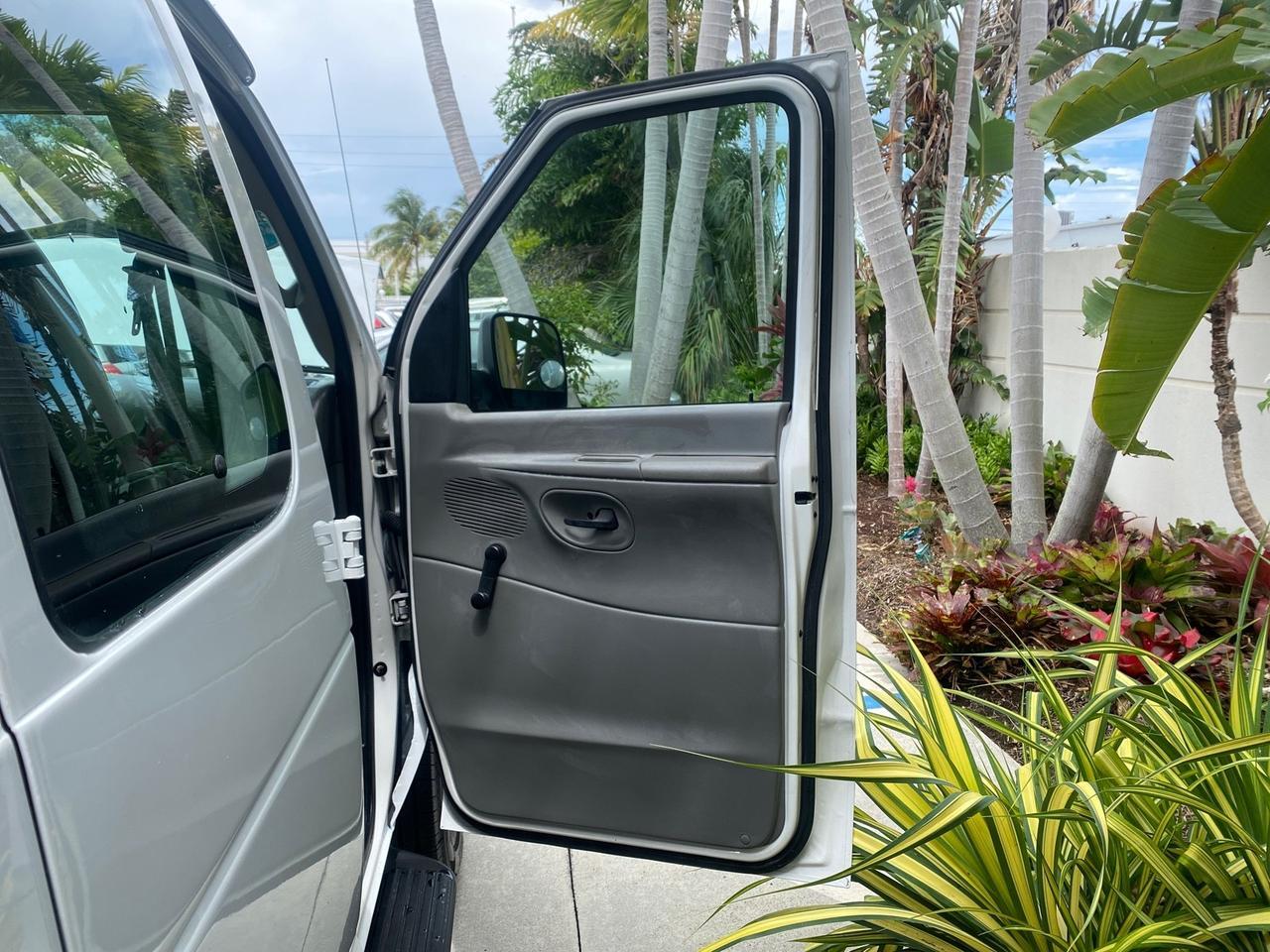 2005 Ford Econoline Wagon 5 PASSENGER XL LOW MILES 49,408 Pompano Beach FL
