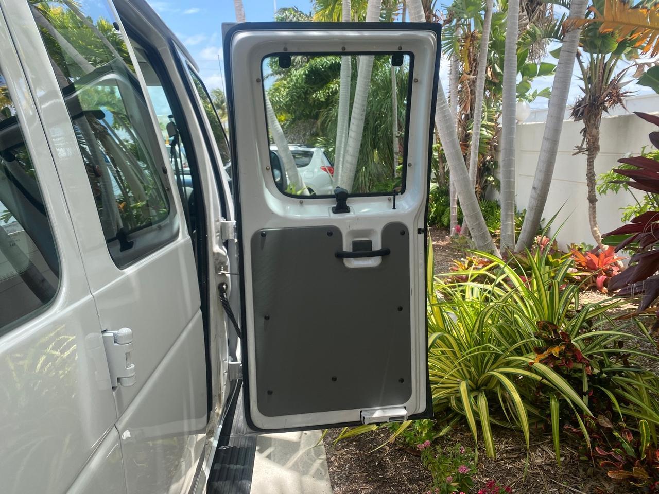 2005 Ford Econoline Wagon 5 PASSENGER XL LOW MILES 49,412 Pompano Beach FL
