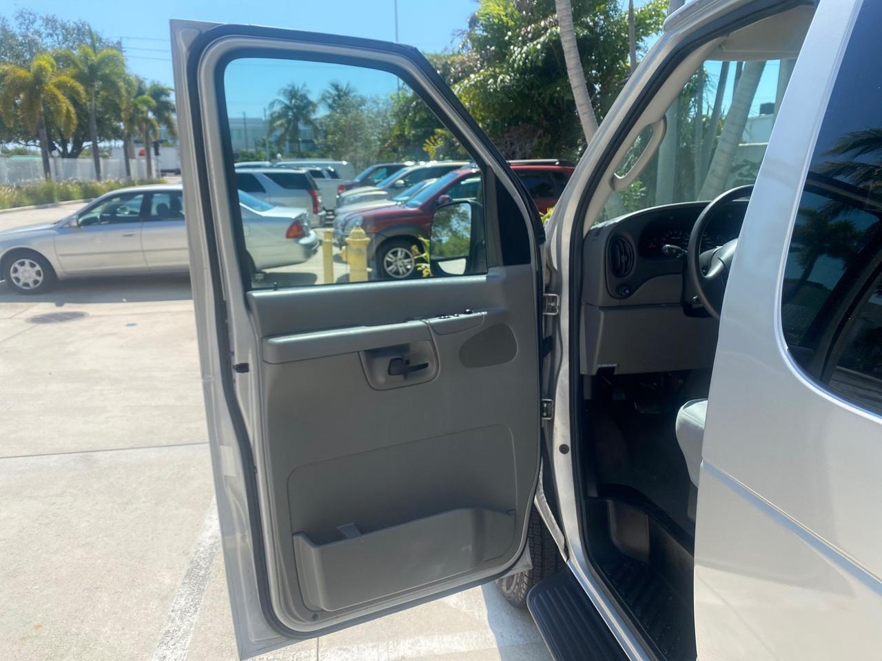 2005 Ford Econoline Wagon XLT E350 15 PASS LOW MILES 64,510 Pompano Beach FL