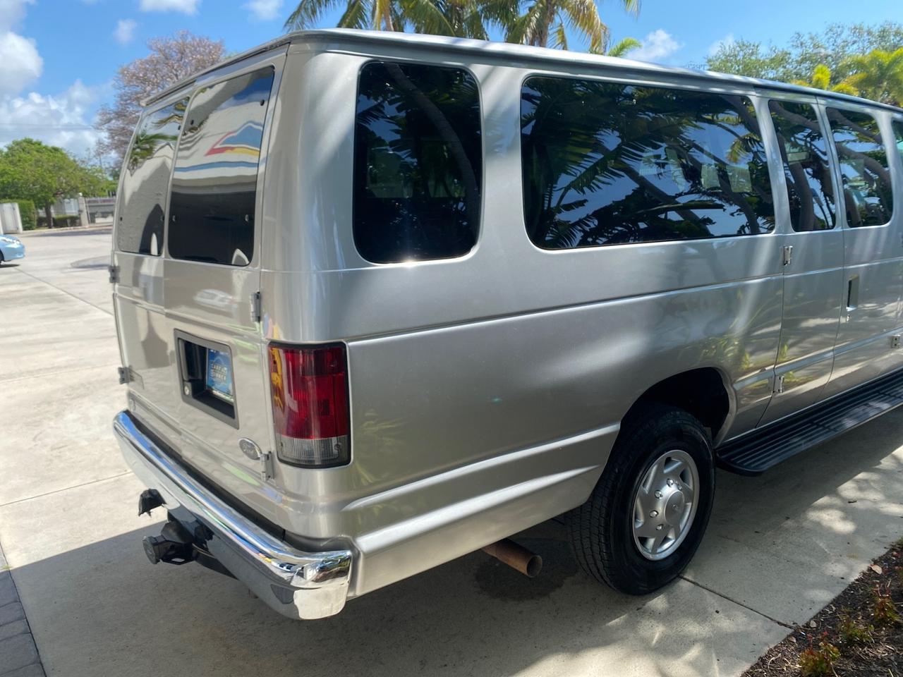 2005 Ford Econoline Wagon XLT E350 15 PASS LOW MILES 64,510 Pompano Beach FL