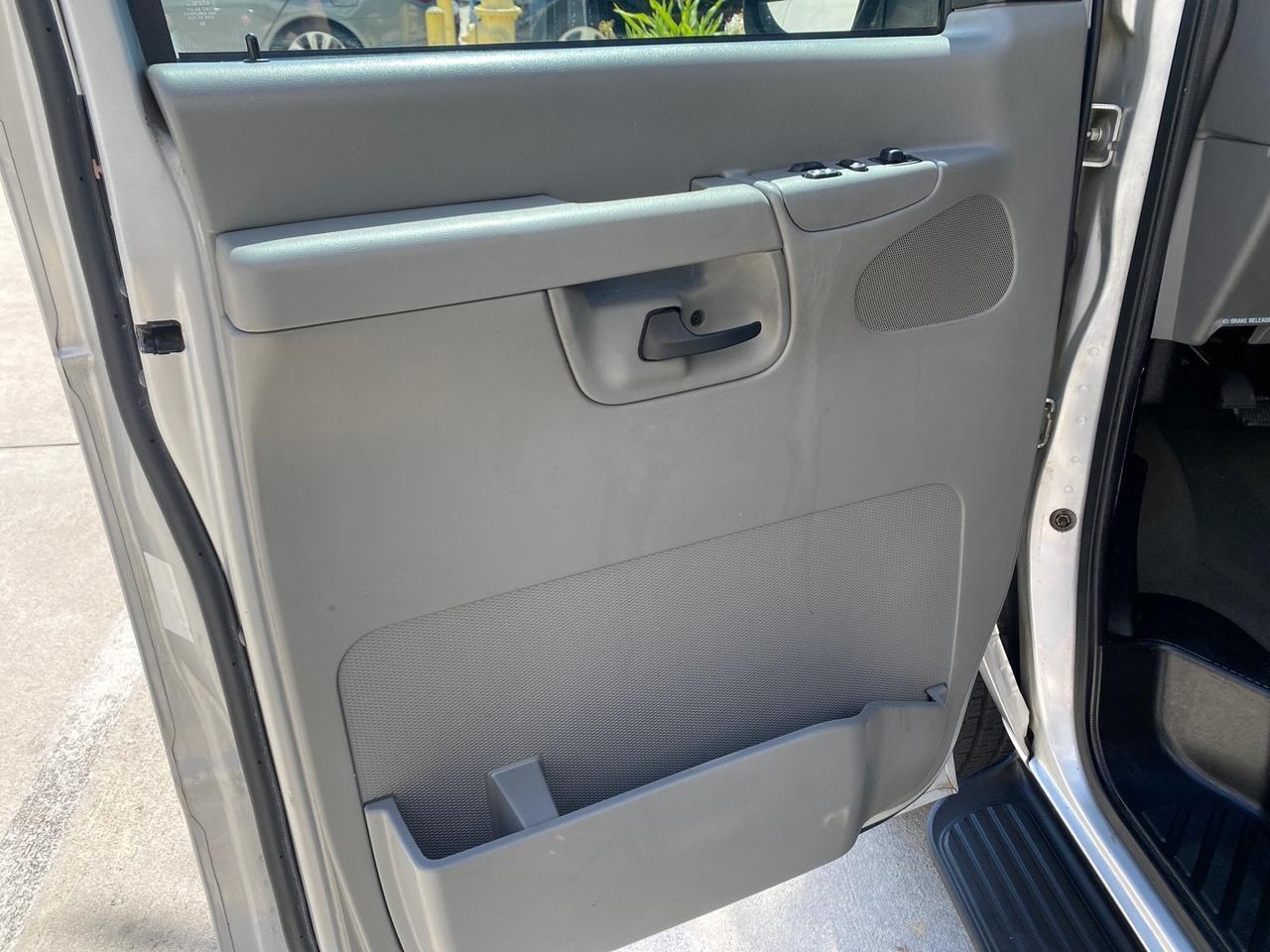 2005 Ford Econoline Wagon XLT E350 15 PASS LOW MILES 64,510 Pompano Beach FL
