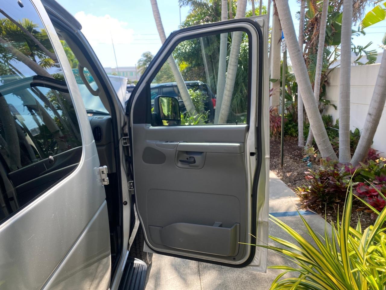 2005 Ford Econoline Wagon XLT E350 15 PASS LOW MILES 64,510 Pompano Beach FL