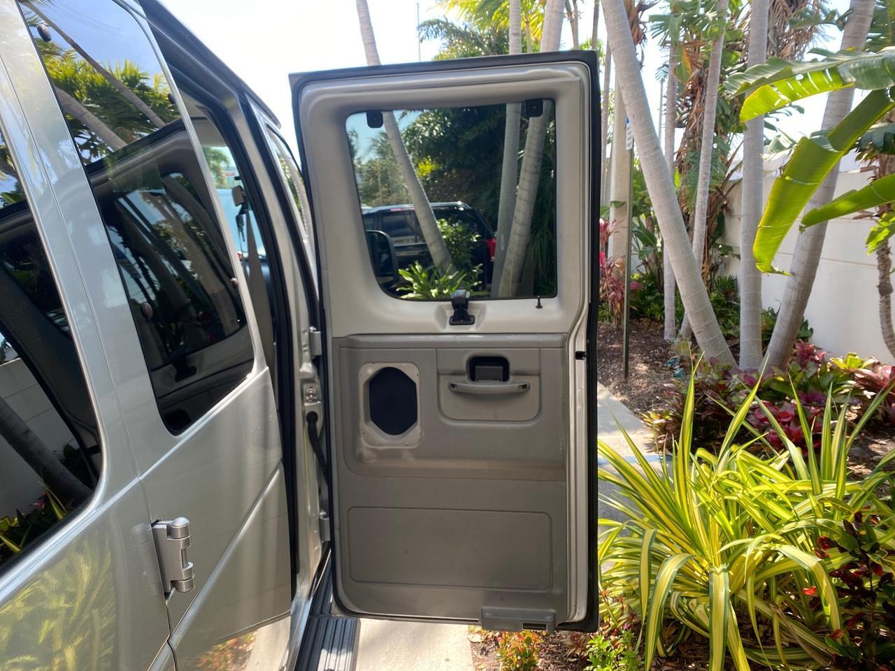 2005 Ford Econoline Wagon XLT E350 15 PASS LOW MILES 64,510 Pompano Beach FL