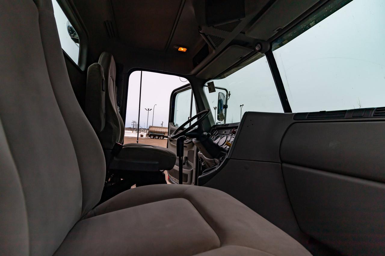 2005 Freightliner Columbia Daycab & Chassis Heavy Spec Red Deer AB