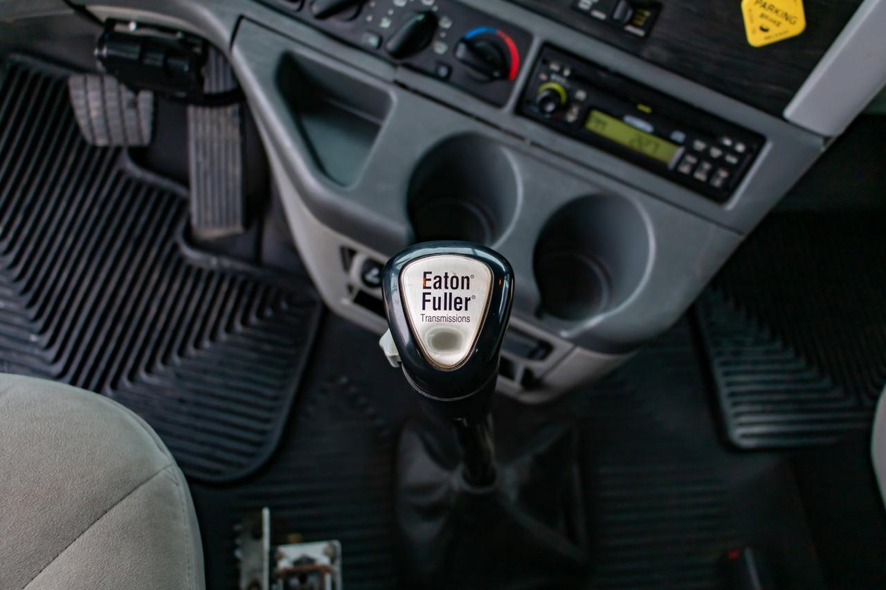 2005 Freightliner Columbia Daycab & Chassis Heavy Spec Red Deer AB