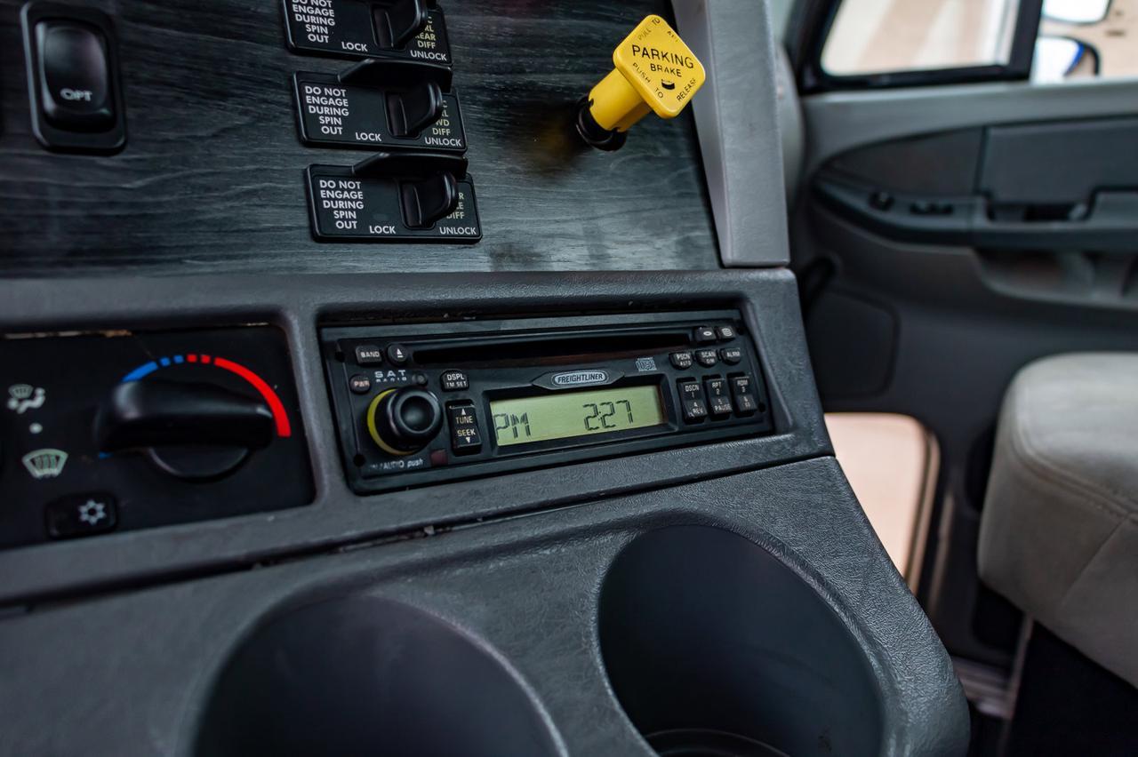 2005 Freightliner Columbia Daycab & Chassis Heavy Spec Red Deer AB