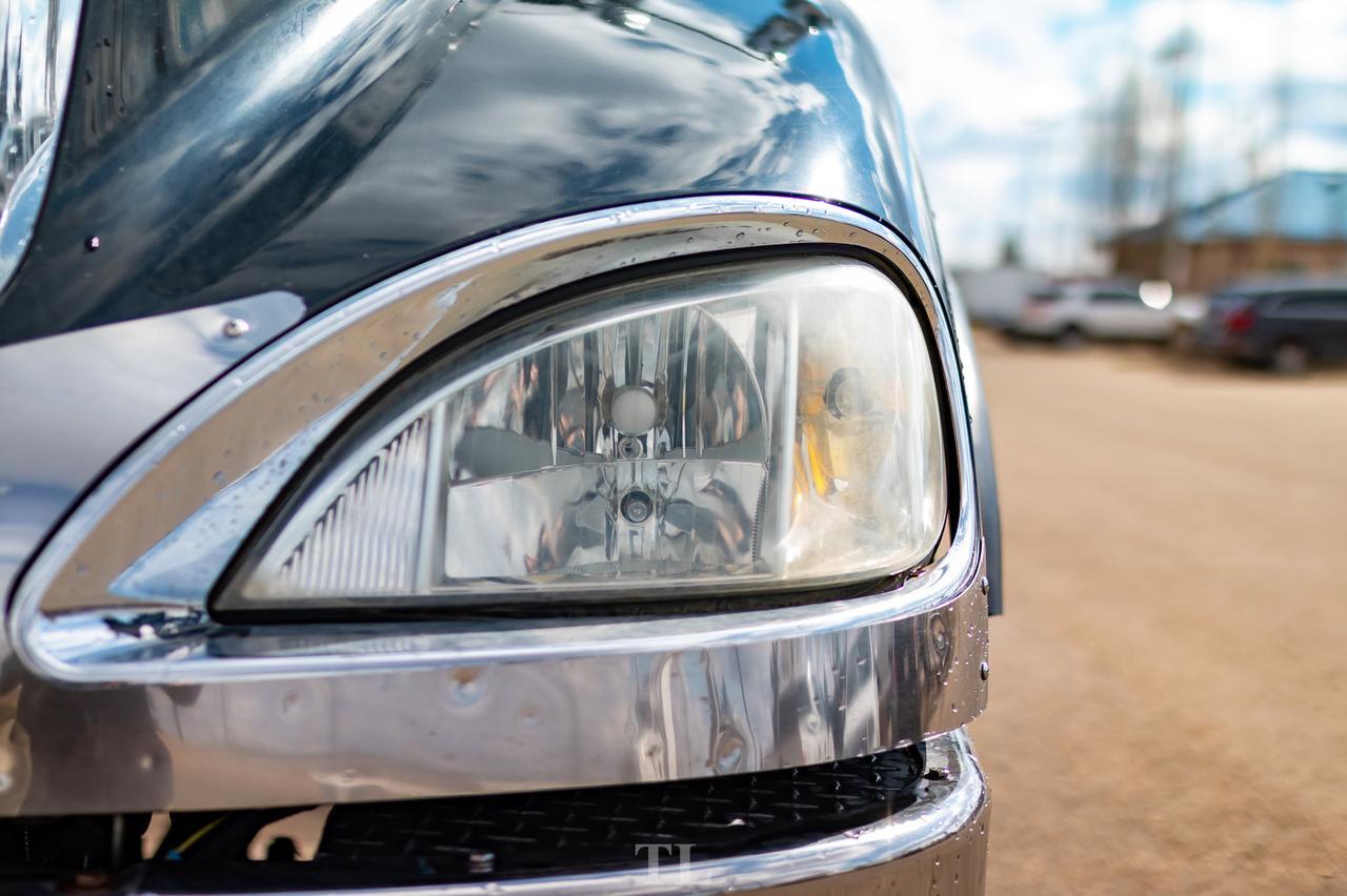 2005 Freightliner Columbia Daycab & Chassis Heavy Spec Red Deer AB