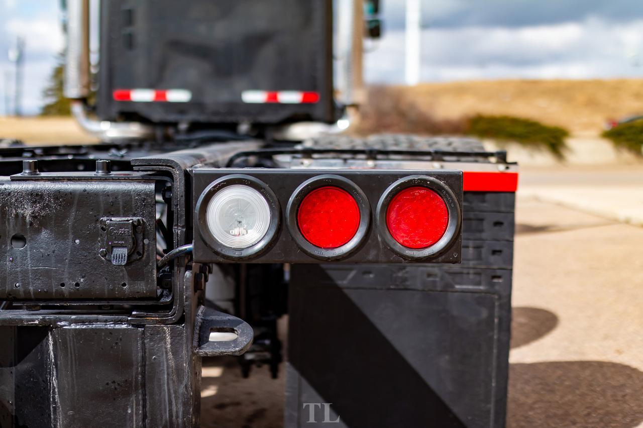 2005 Freightliner Columbia Daycab & Chassis Heavy Spec Red Deer AB