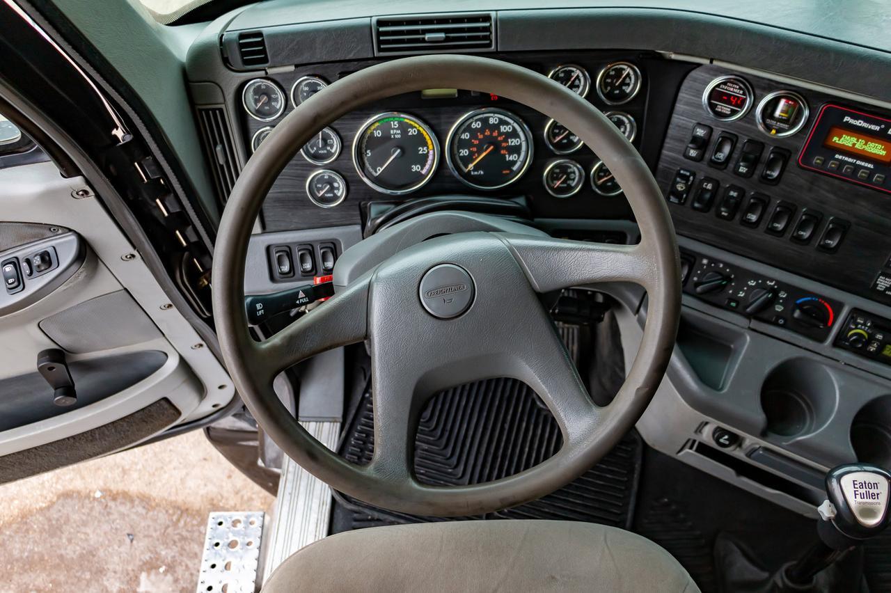 2005 Freightliner Columbia Daycab & Chassis Heavy Spec Red Deer AB