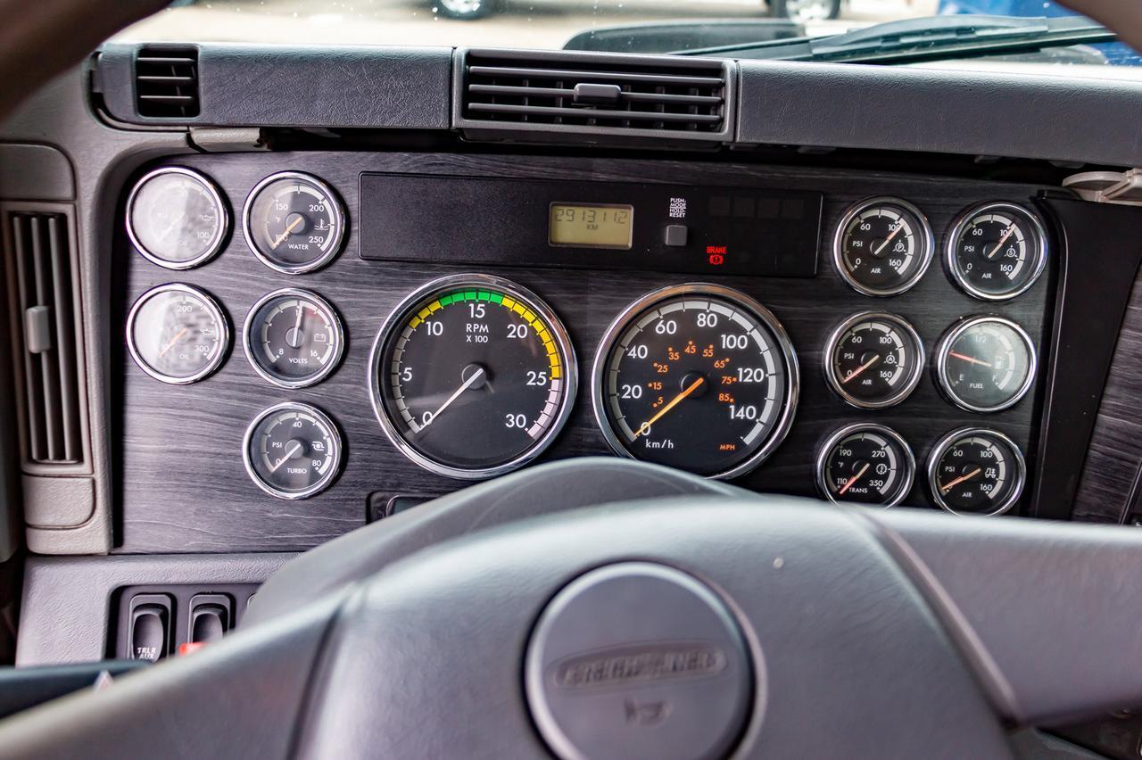 2005 Freightliner Columbia Daycab & Chassis Heavy Spec Red Deer AB