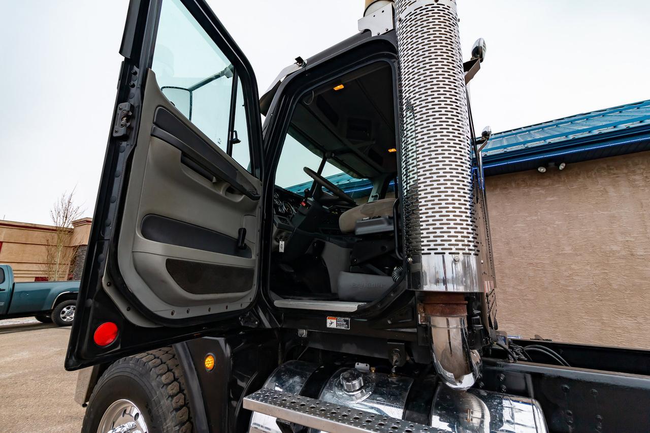 2005 Freightliner Columbia Daycab & Chassis Heavy Spec Red Deer AB