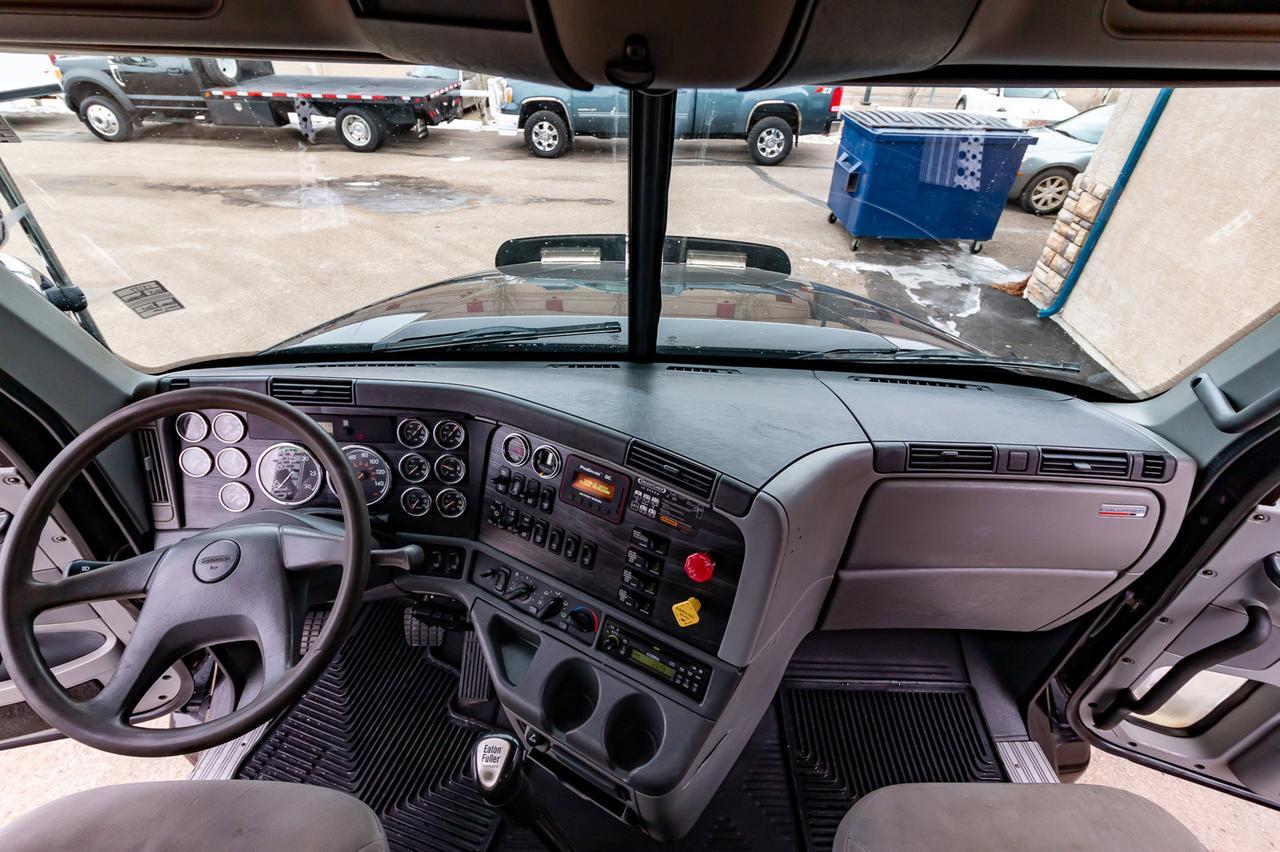 2005 Freightliner Columbia Daycab & Chassis Heavy Spec Red Deer AB