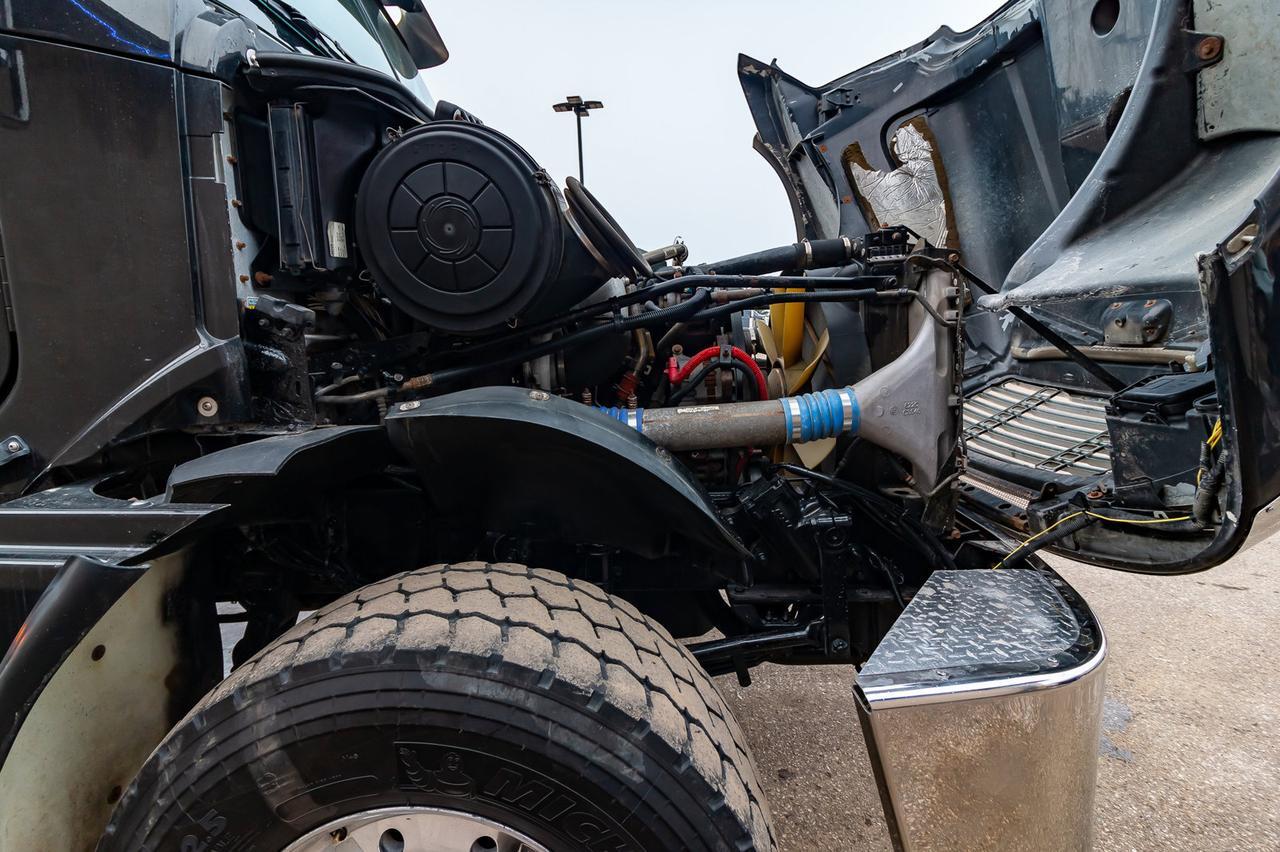 2005 Freightliner Columbia Daycab & Chassis Heavy Spec Red Deer AB