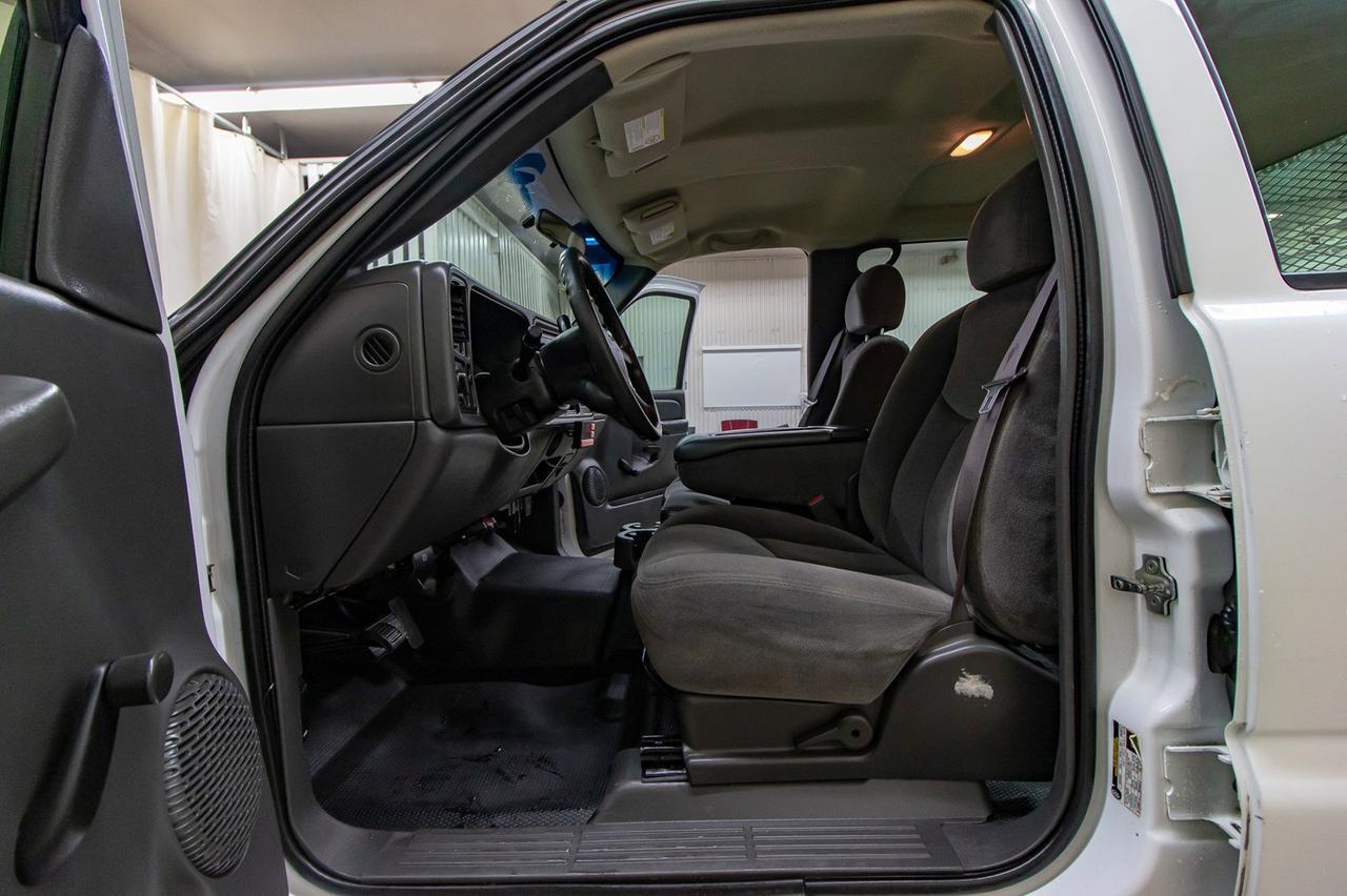 2005 GMC Sierra 2500HD 4x2 Crew Cab SL Longbox Red Deer AB