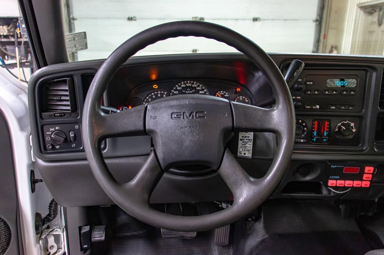 2005 GMC Sierra 2500HD 4x2 Crew Cab SL Longbox Red Deer AB