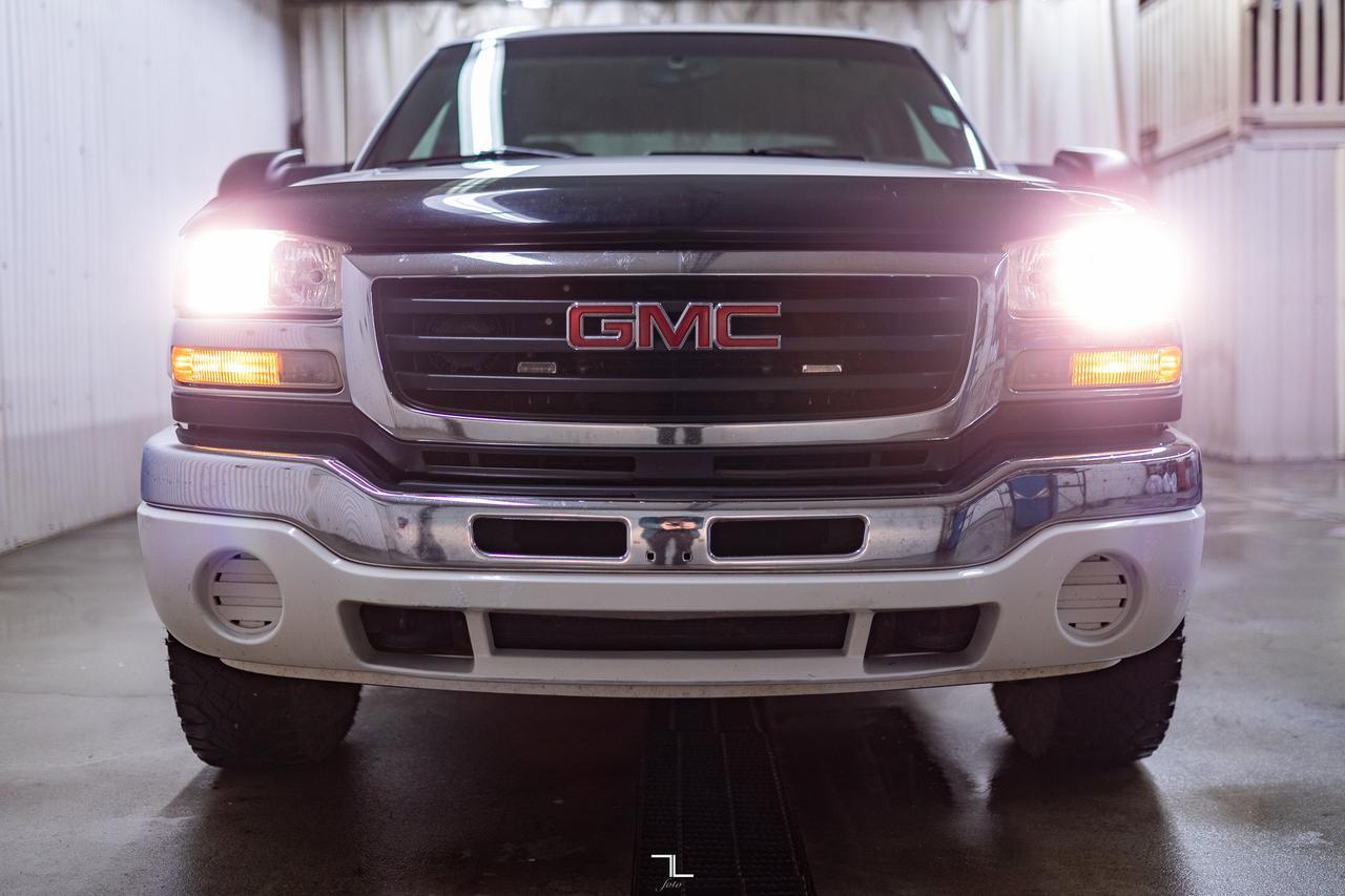 2005 GMC Sierra 3500HD 4x4 Crew Cab SLE Service Body Red Deer AB