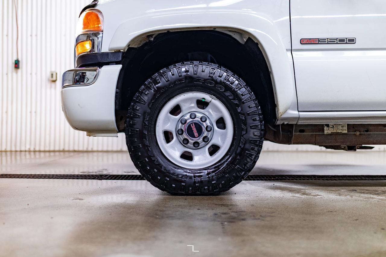 2005 GMC Sierra 3500HD 4x4 Crew Cab SLE Service Body Red Deer AB