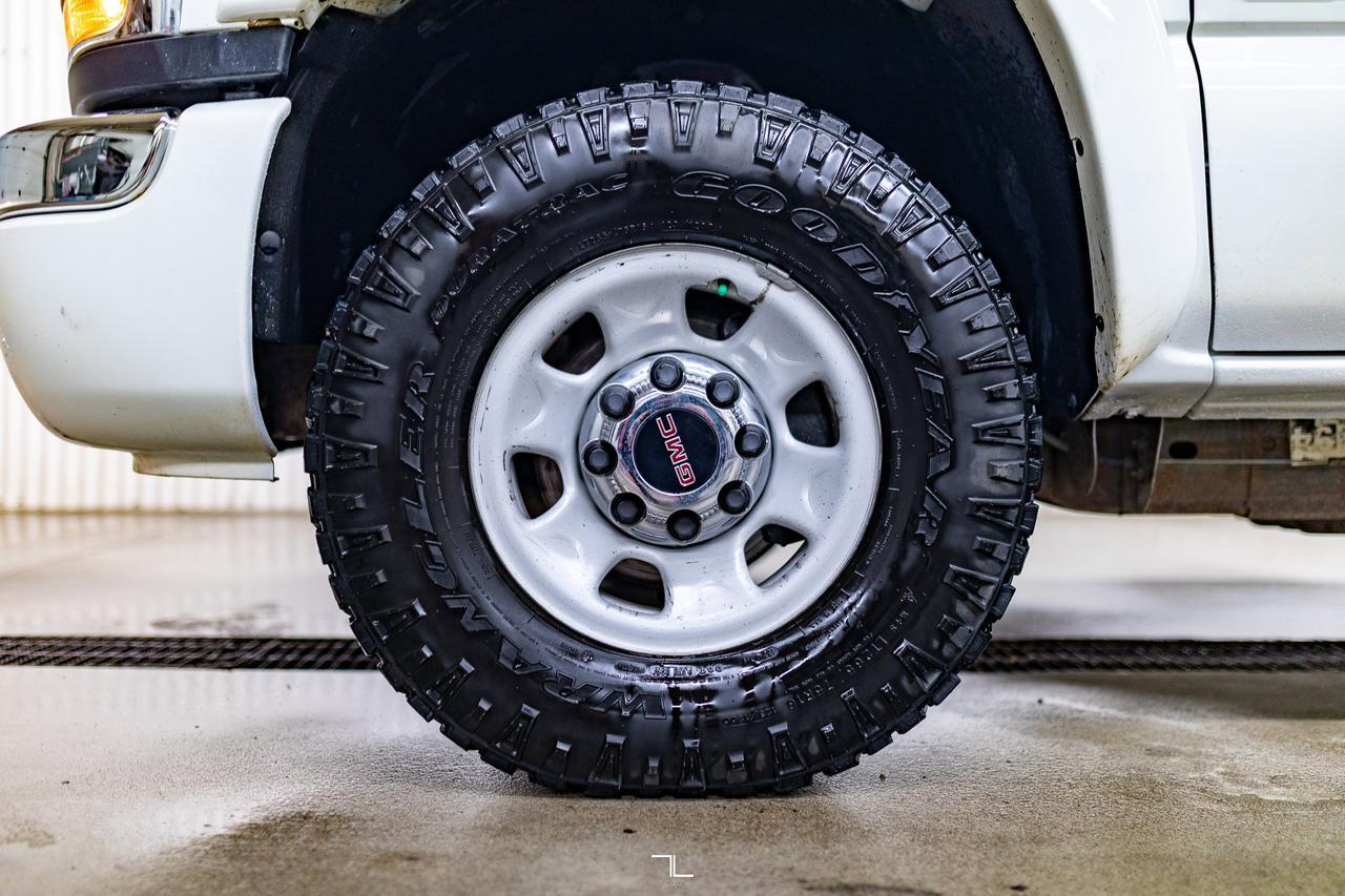 2005 GMC Sierra 3500HD 4x4 Crew Cab SLE Service Body Red Deer AB