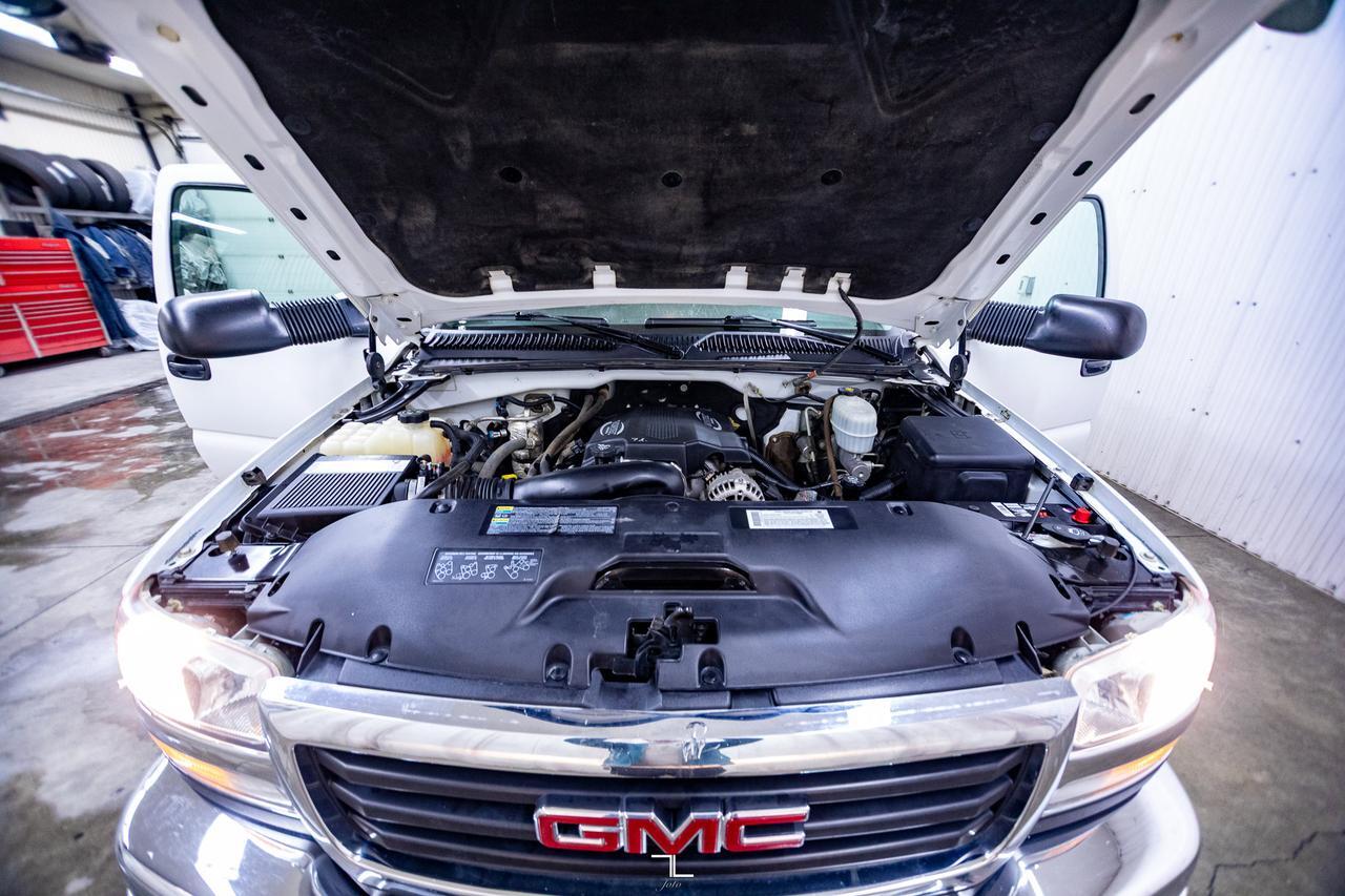 2005 GMC Sierra 3500HD 4x4 Crew Cab SLE Service Body Red Deer AB