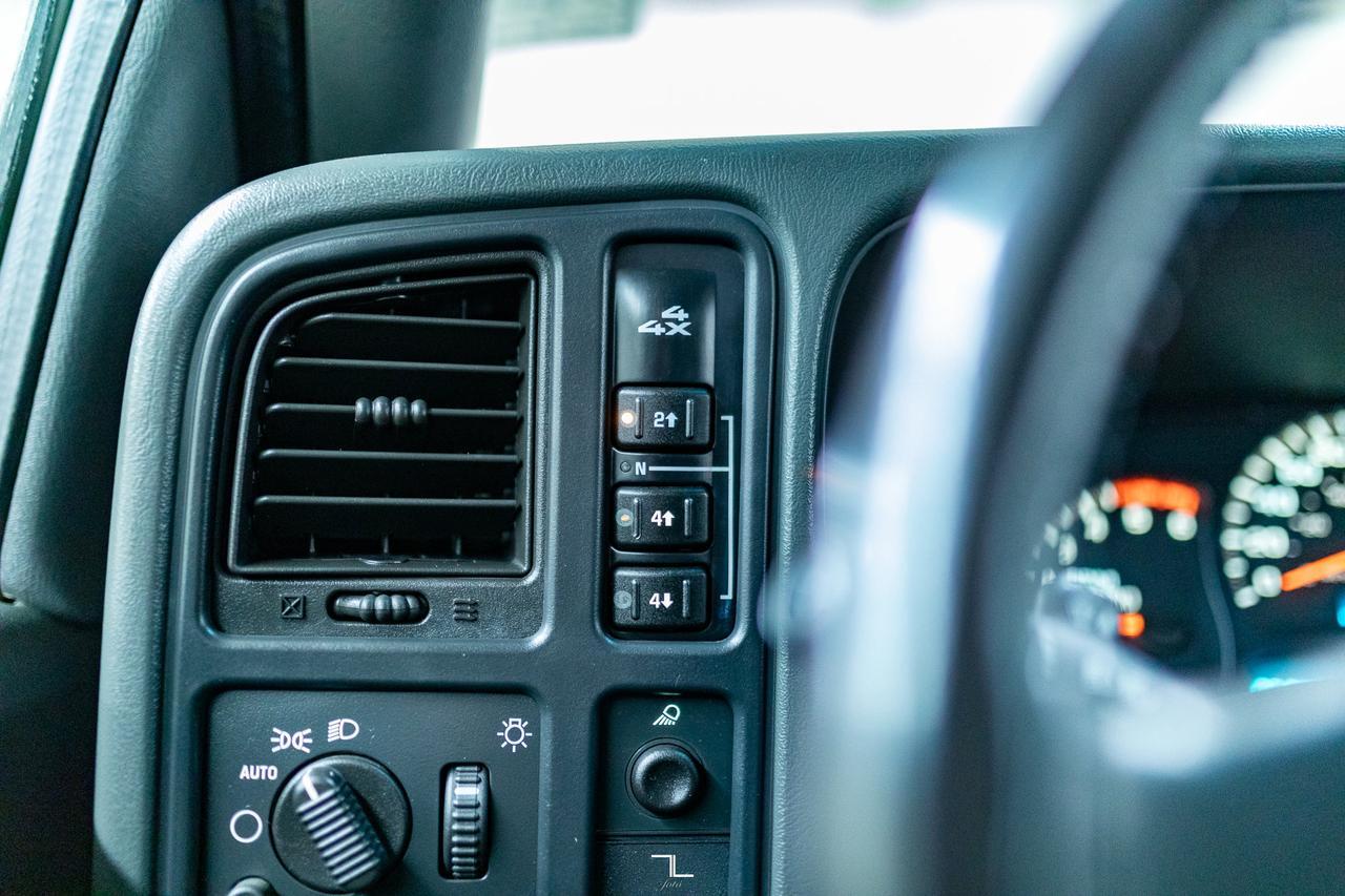 2005 GMC Sierra 3500HD 4x4 Crew Cab SLE Service Body Red Deer AB