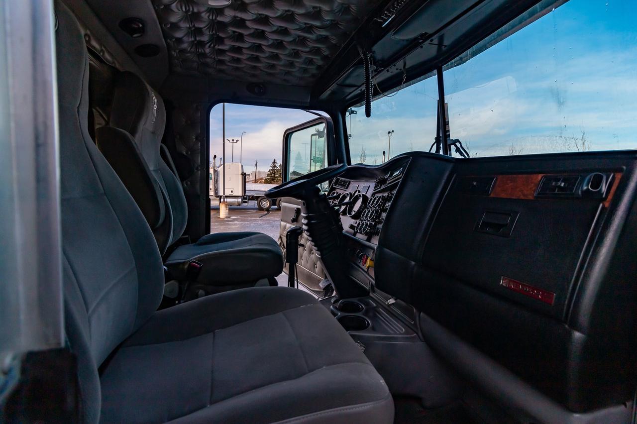 2005 Kenworth T-800B T/A Tractor Sleeper Winch Heavy Spec Red Deer AB