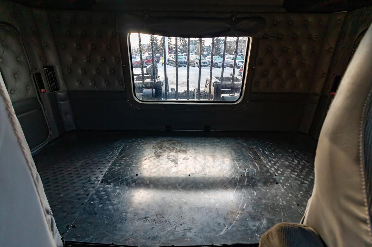 2005 Kenworth T-800B T/A Tractor Sleeper Winch Heavy Spec Red Deer AB