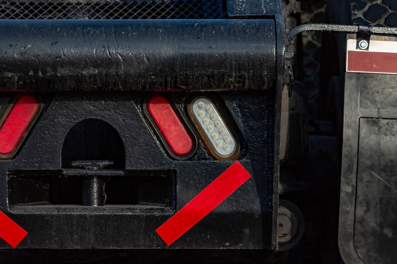 2005 Kenworth T-800B T/A Tractor Sleeper Winch Heavy Spec Red Deer AB