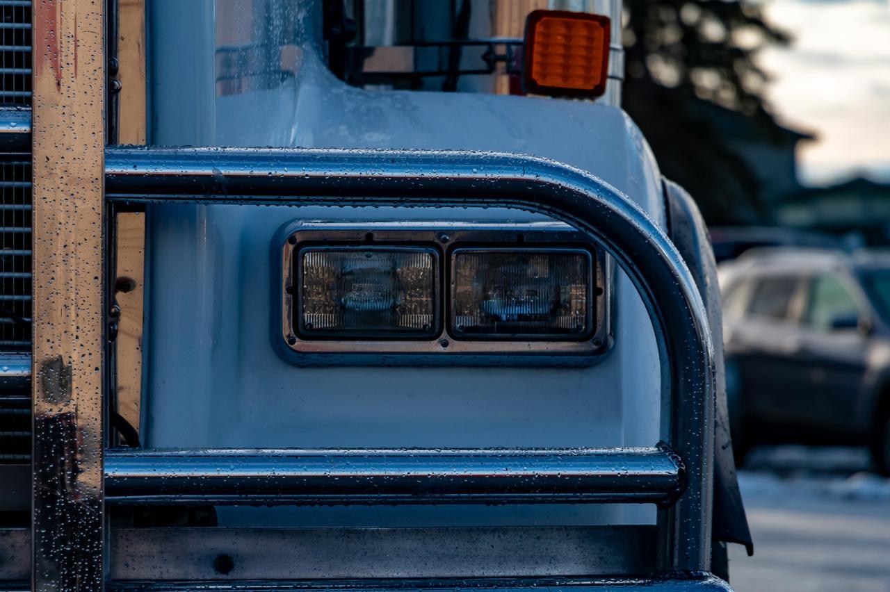 2005 Kenworth T-800B T/A Tractor Sleeper Winch Heavy Spec Red Deer AB