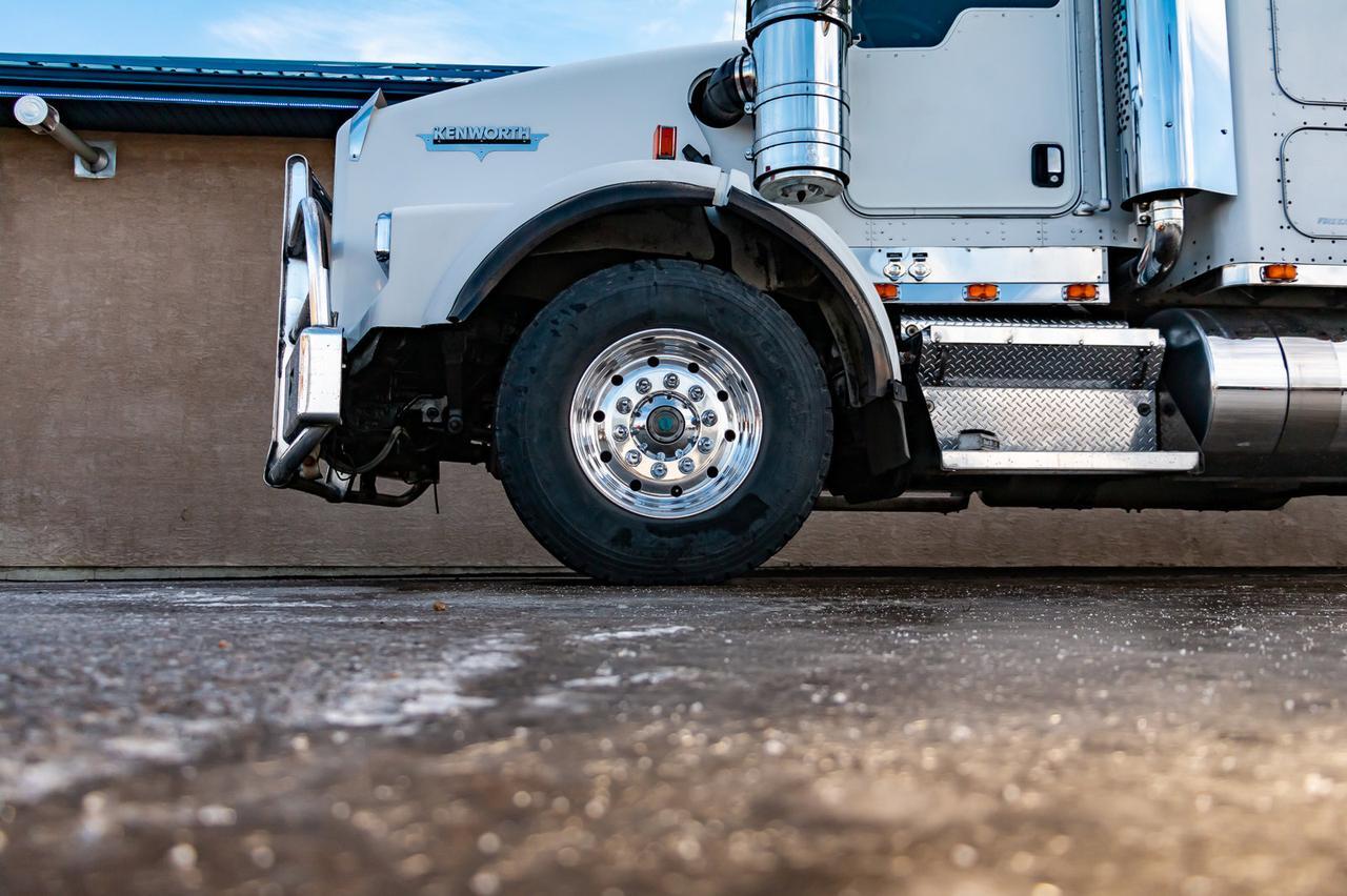 2005 Kenworth T-800B T/A Tractor Sleeper Winch Heavy Spec Red Deer AB