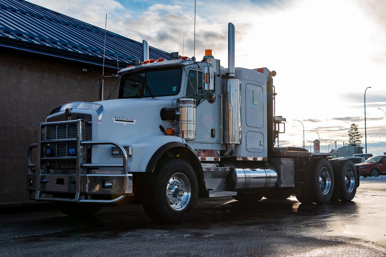 2005 Kenworth T-800B T/A Tractor Sleeper Winch Heavy Spec Red Deer AB