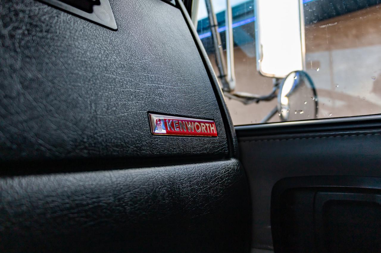 2005 Kenworth T-800B T/A Tractor Sleeper Winch Heavy Spec Red Deer AB