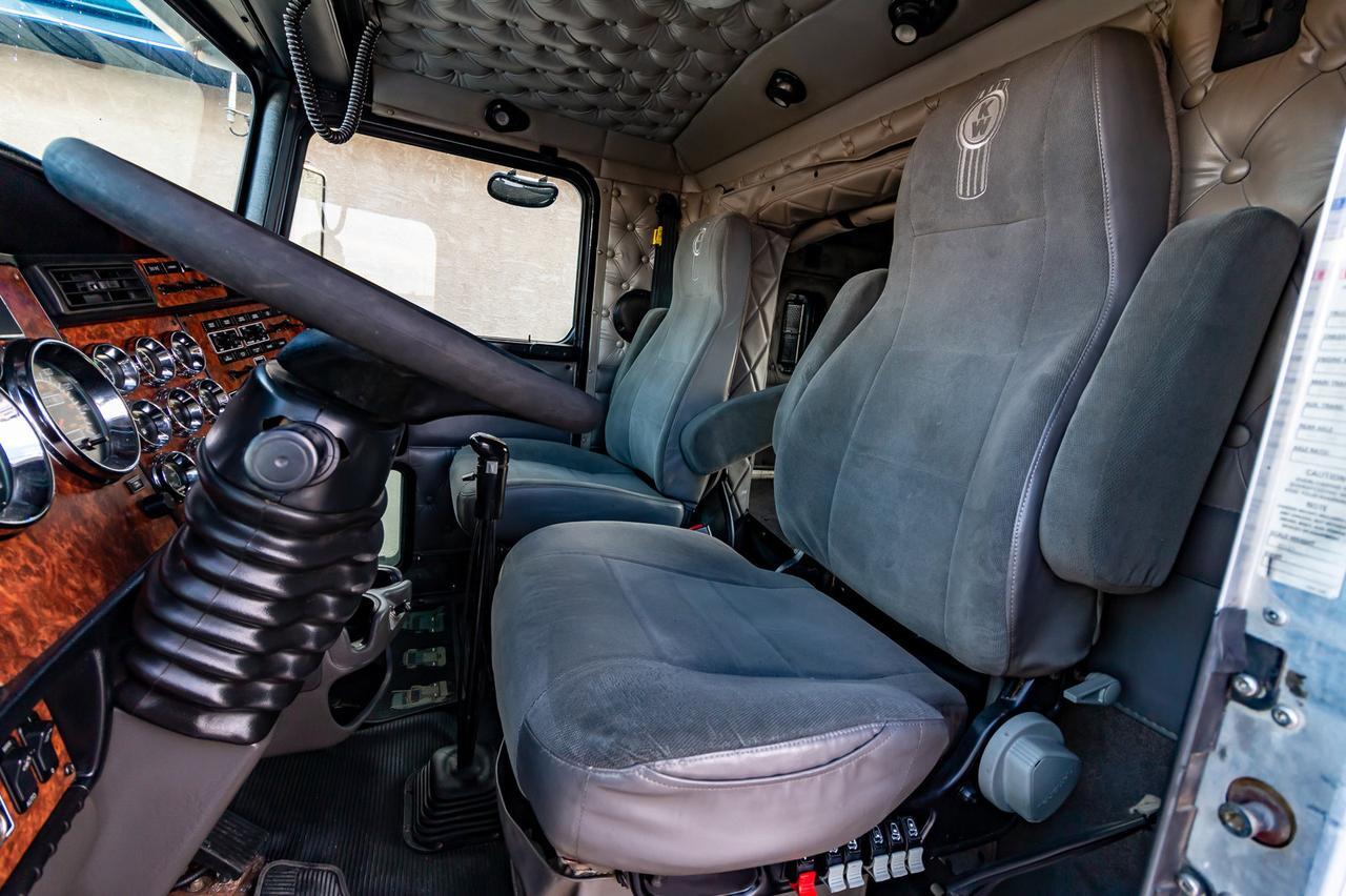 2005 Kenworth T-800B T/A Tractor Sleeper Winch Heavy Spec Red Deer AB