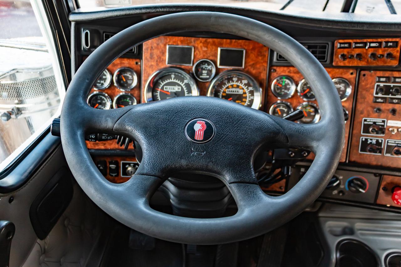 2005 Kenworth T-800B T/A Tractor Sleeper Winch Heavy Spec Red Deer AB