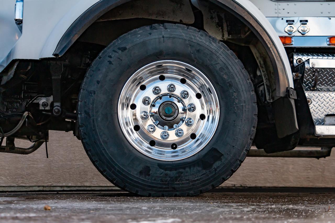 2005 Kenworth T-800B T/A Tractor Sleeper Winch Heavy Spec Red Deer AB