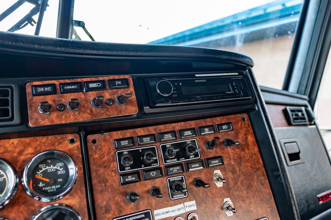 2005 Kenworth T-800B T/A Tractor Sleeper Winch Heavy Spec Red Deer AB