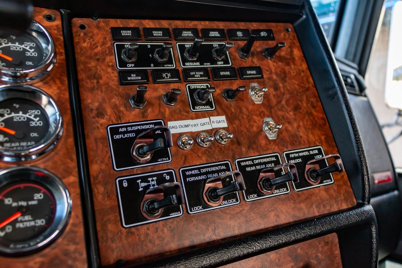 2005 Kenworth T-800B T/A Tractor Sleeper Winch Heavy Spec Red Deer AB