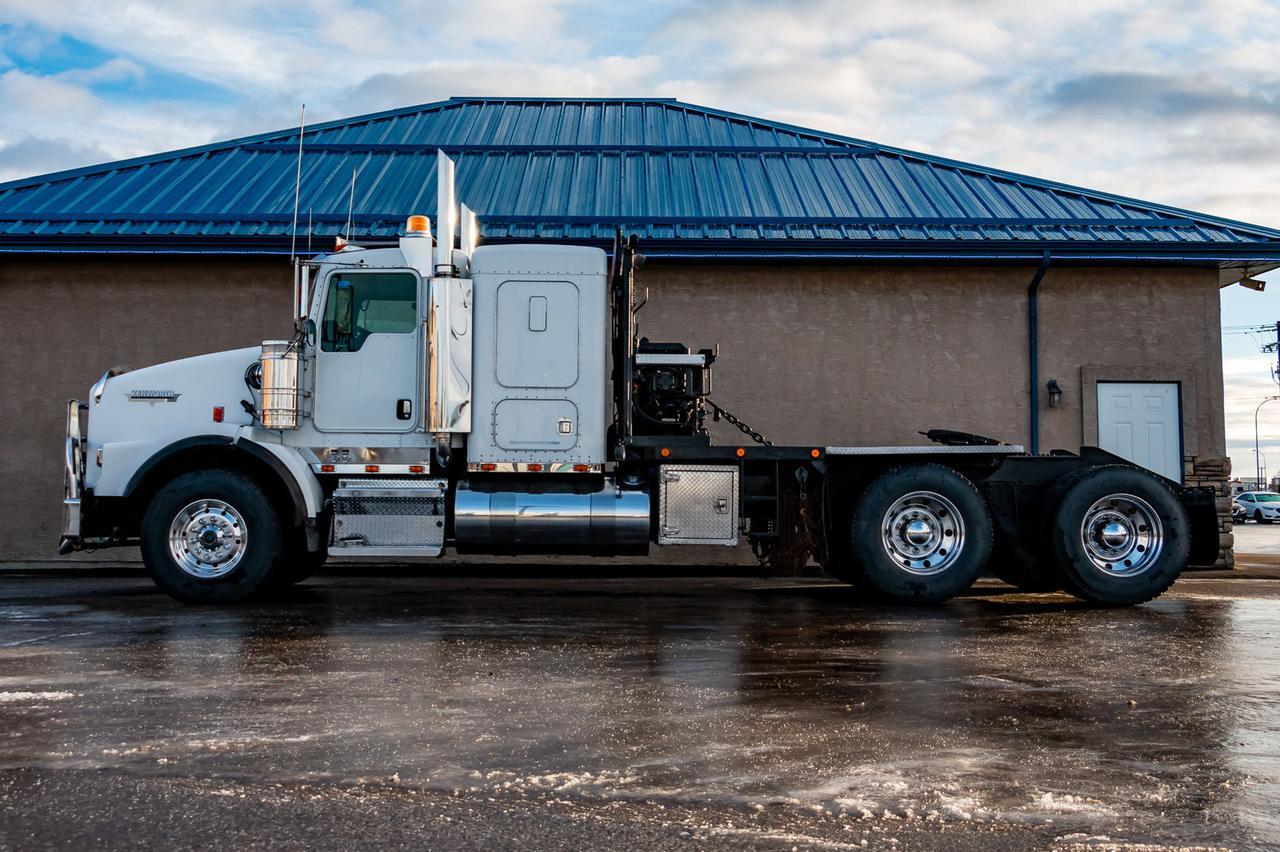 2005 Kenworth T-800B T/A Tractor Sleeper Winch Heavy Spec Red Deer AB