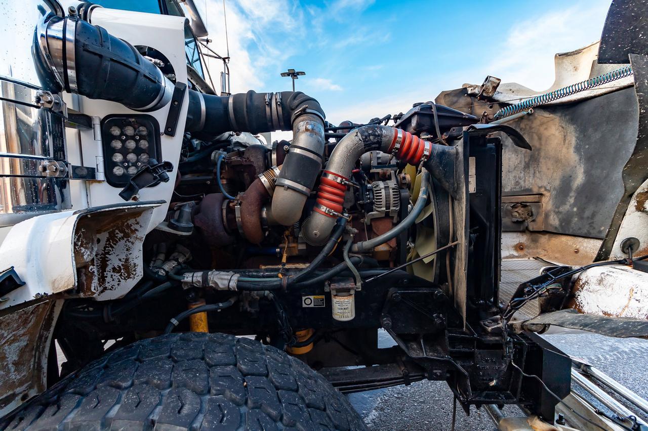 2005 Kenworth T-800B T/A Tractor Sleeper Winch Heavy Spec Red Deer AB