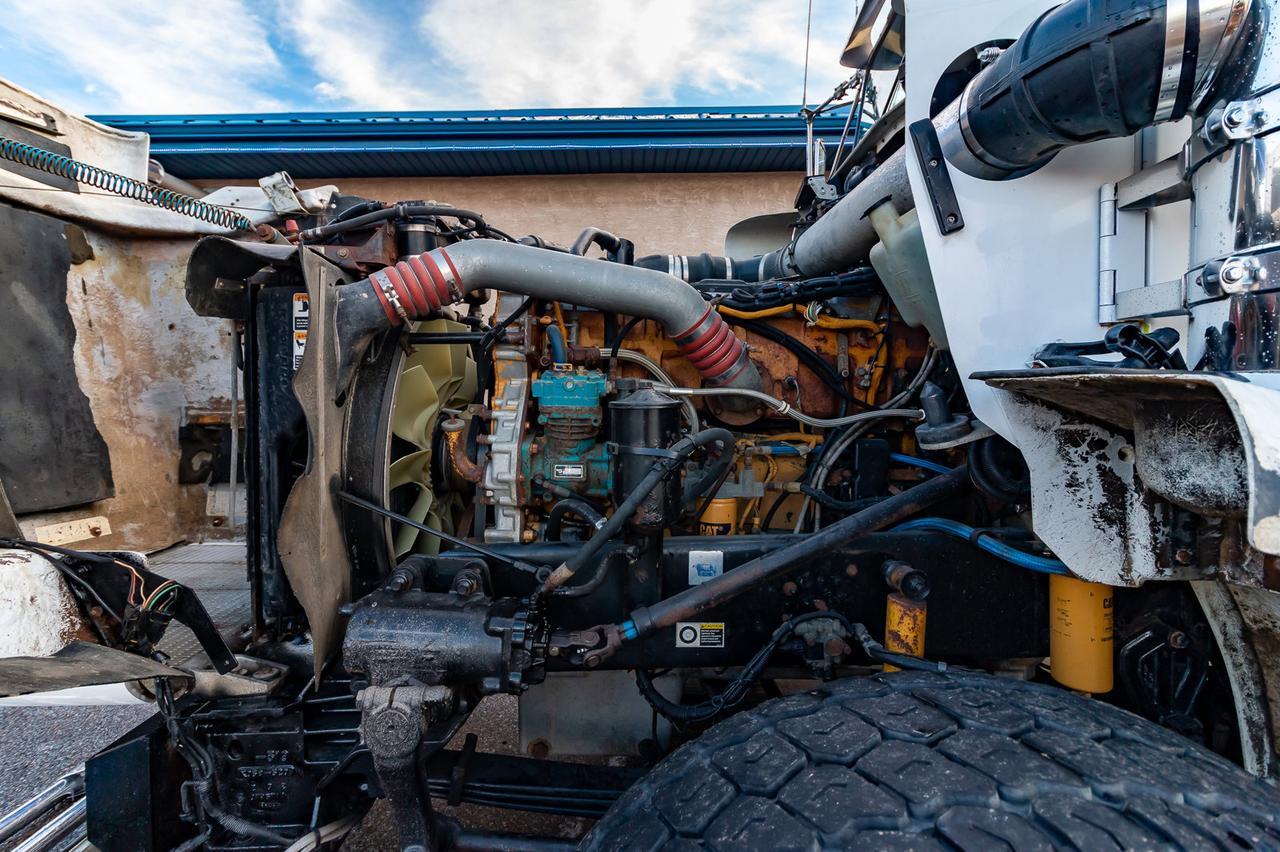 2005 Kenworth T-800B T/A Tractor Sleeper Winch Heavy Spec Red Deer AB