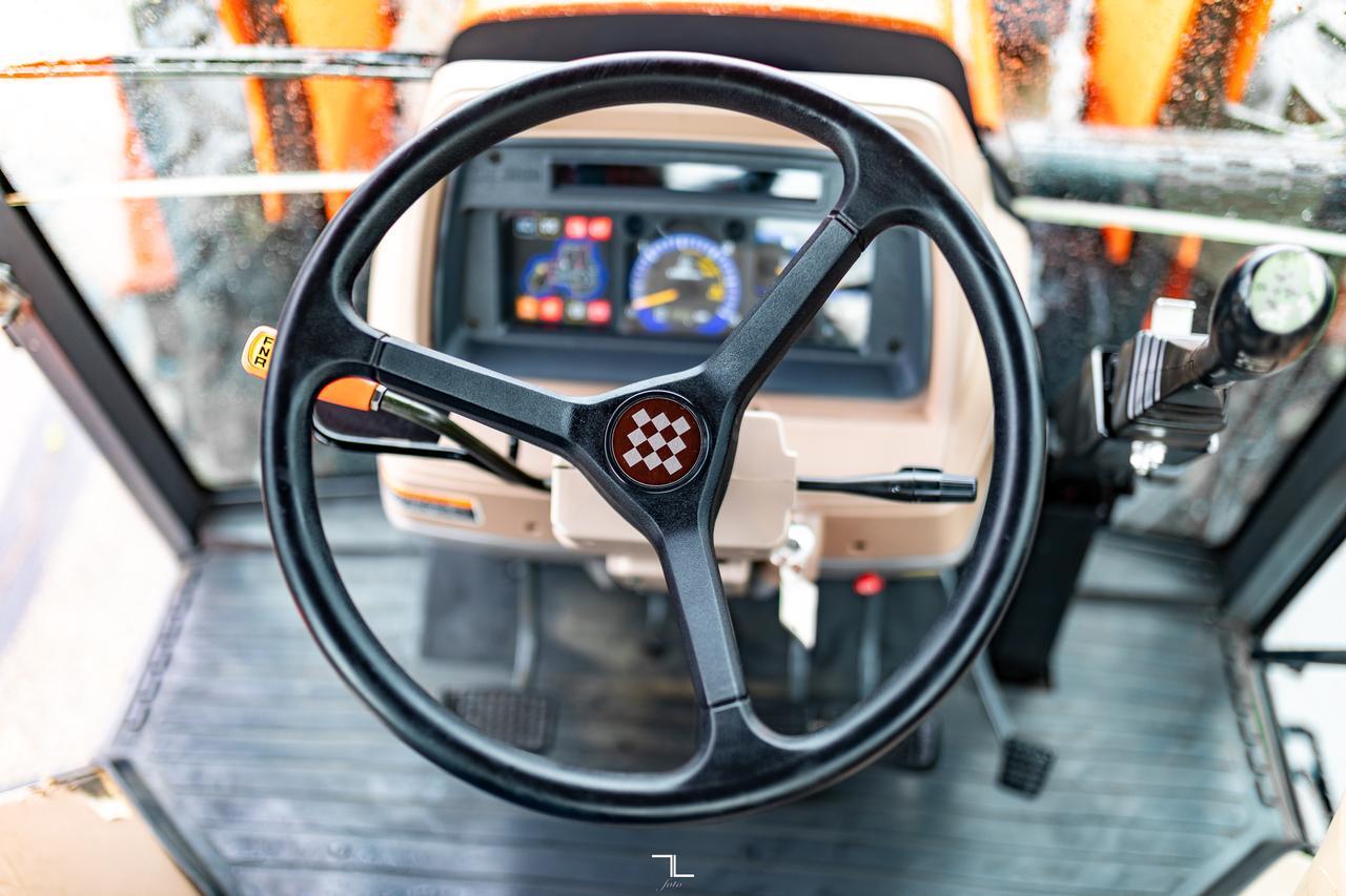 2005 Kubota M125X 4WD Tractor Loader Bucket Diesel Red Deer AB