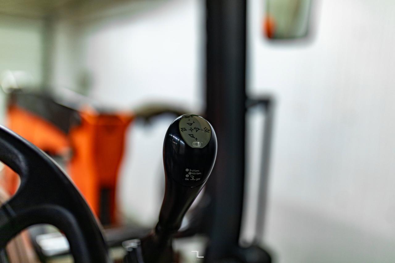 2005 Kubota M125X 4WD Tractor Loader Bucket Diesel Red Deer AB