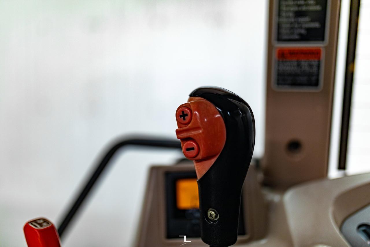 2005 Kubota M125X 4WD Tractor Loader Bucket Diesel Red Deer AB