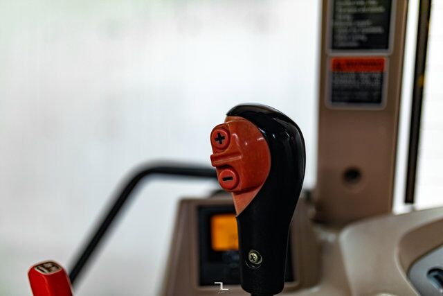 2005 Kubota M125X 4WD Tractor Loader Bucket Diesel Red Deer AB