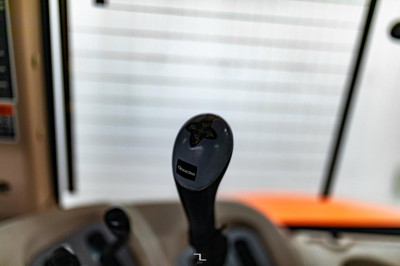 2005 Kubota M125X 4WD Tractor Loader Bucket Diesel Red Deer AB