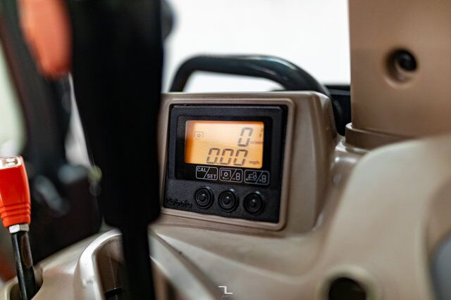 2005 Kubota M125X 4WD Tractor Loader Bucket Diesel Red Deer AB