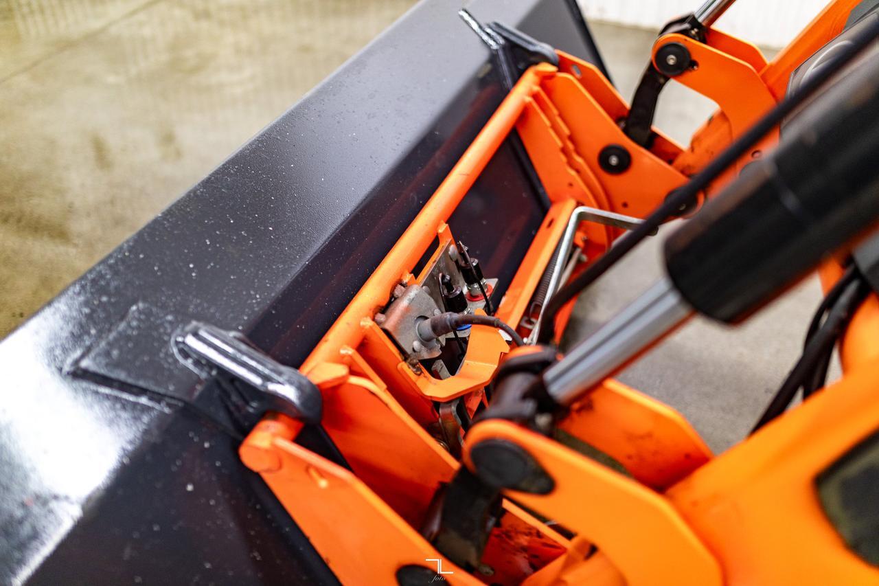 2005 Kubota M125X 4WD Tractor Loader Bucket Diesel Red Deer AB