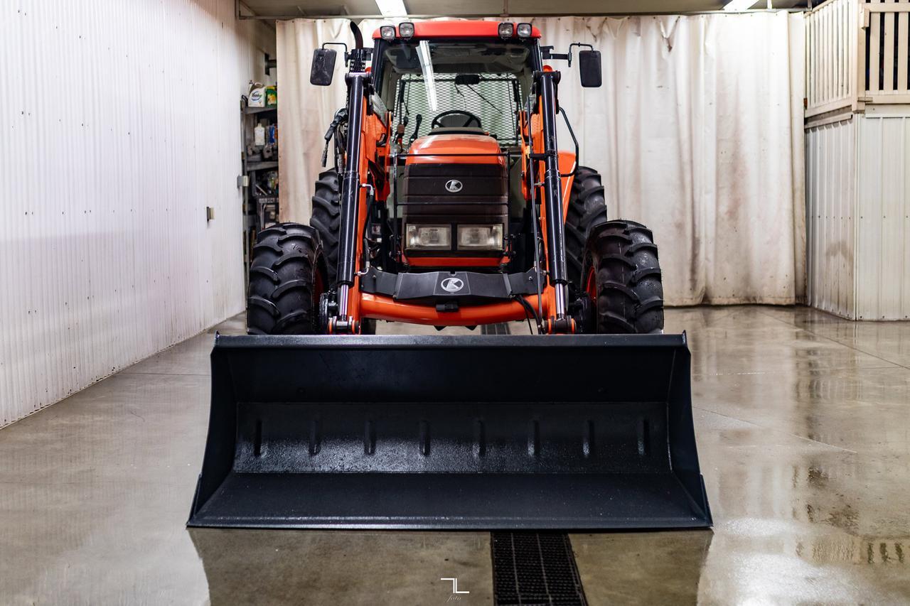 2005 Kubota M125X 4WD Tractor Loader Bucket Diesel Red Deer AB