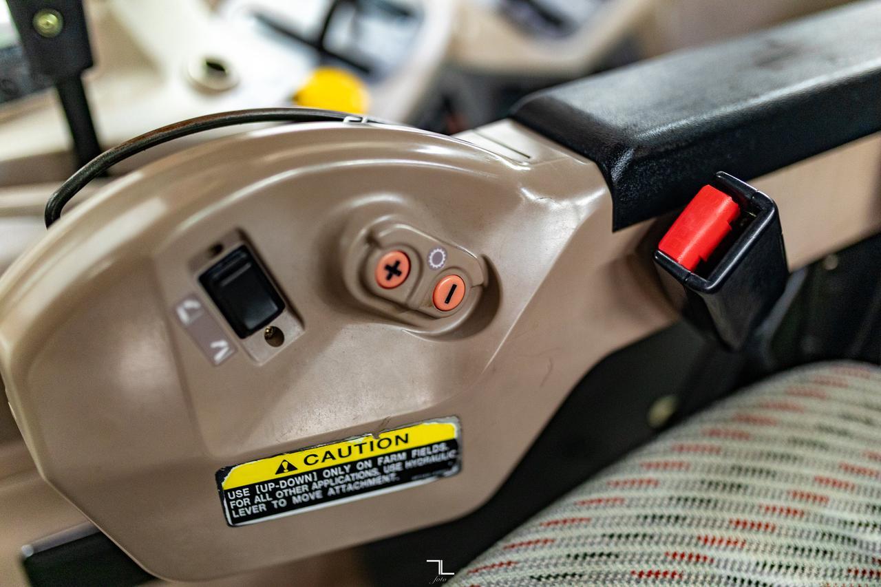 2005 Kubota M125X 4WD Tractor Loader Bucket Diesel Red Deer AB