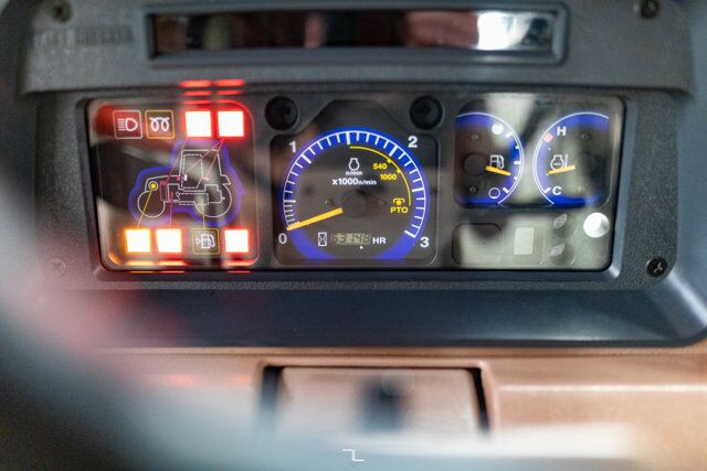 2005 Kubota M125X 4WD Tractor Loader Bucket Diesel Red Deer AB